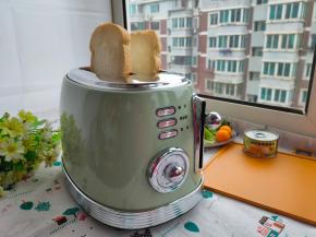 吐司放入多士炉调到1.5档，稍稍加热一下，不要上色太重。