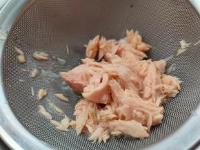 金枪鱼罐头倒出来，沥干水分。