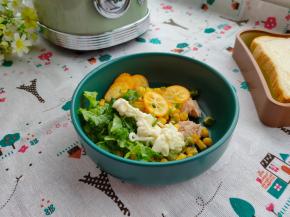 小金桔切薄片，生菜切碎，然后跟金枪鱼、甜玉米粒一起放入大碗内，加入色拉酱拌匀。