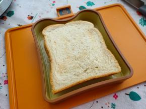 把1片吐司放入吐司压模内。