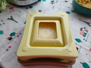 盖上另一片吐司，扣上压模，压掉边边。