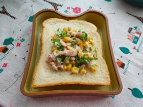 在吐司中间铺上拌好的金枪鱼沙拉。