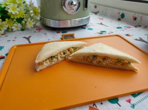 用锋利的刀从两个对角线切开，切成两个三角形。