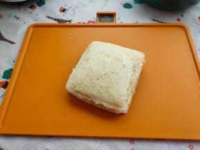 去掉模具跟吐司边。