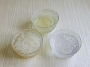 首先我们一定要把雪燕和皂角米提前泡上，我是晚上21：30分泡上的，上午9点做的，雪燕及皂角米泡发最佳时间10-12小时。(天热放入冰箱浸泡）