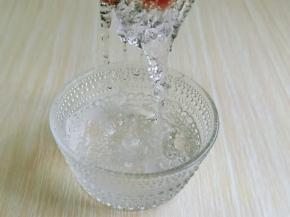 将杂质挑干净，不可以省略，不然会影响到口感。