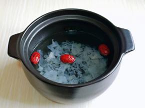 再加入纯净水，洗净的红枣。