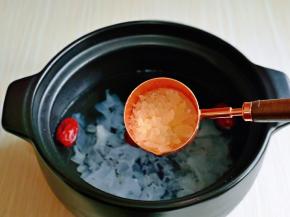 按个人口味加入冰糖，根据个人喜好可多可少。