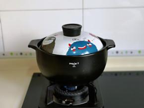 盖上盖子大火烧开，转小火慢熬。