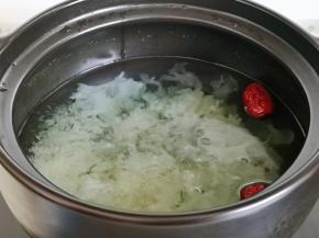 熬至银耳软糯。