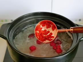 再加入泡好的枸杞，熬5分钟关火出锅。