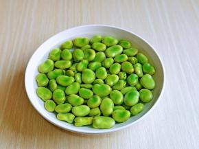 将剥好的蚕豆洗干净。