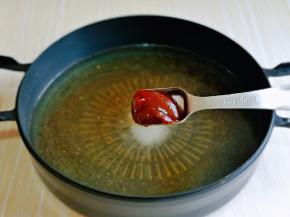 再加入压锅酱。