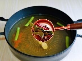 再加入八角，桂皮，香叶，辣椒。