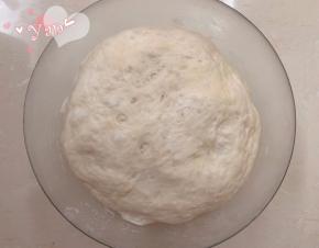 盖上保鲜膜发酵至2.5倍大。