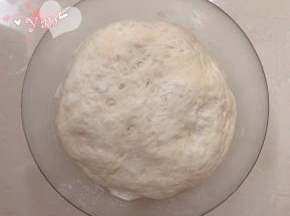 盖上保鲜膜发酵至2.5倍大。