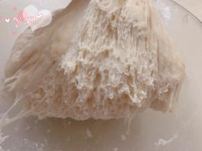 撕开后有拉丝状即发酵完成。