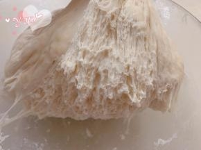 撕开后有拉丝状即发酵完成。