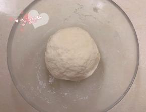 中种材料放盆里，揉成光滑的面团。