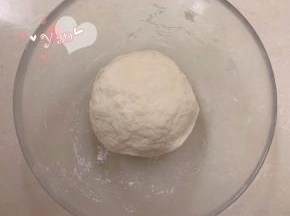 中种材料放盆里，揉成光滑的面团。