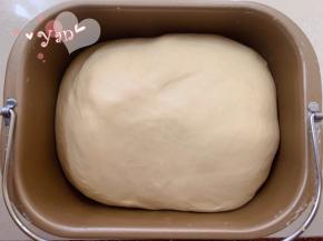 揉好的面团盖保鲜膜发酵30分钟。