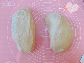 发酵好的面团取出，轻拍排气，称重后分成2份。