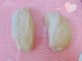发酵好的面团取出，轻拍排气，称重后分成2份。