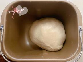 除黄油外的主面团材料和中种面团，先液体后固体的顺序放入面包机桶内。揉面20分钟后再加入黄油揉15分钟。