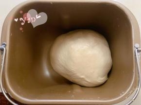 除黄油外的主面团材料和中种面团，先液体后固体的顺序放入面包机桶内。揉面20分钟后再加入黄油揉15分钟。