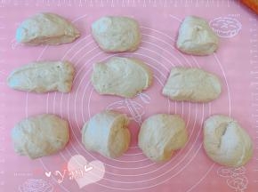 其中一份面团分成6份，另一份面团分成4份。