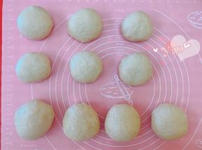 滚圆，盖保鲜膜松弛20分钟。
