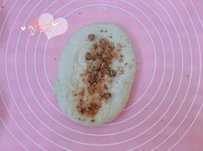 翻面，中间撒上冲绳黑糖。