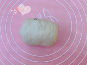 继续轻拍排气，中间撒上黑糖，卷起。依次做好其余3个面团。