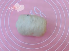 继续轻拍排气，中间撒上黑糖，卷起。依次做好其余3个面团。