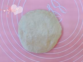 接着做6个面团的整形。将面团轻拍排气。