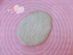 先做4个面团的整形。将松弛好的面团取出，用手轻拍排气。