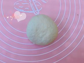 捏紧收口，底朝下。依次做好其余5个面团。