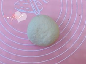 捏紧收口，底朝下。依次做好其余5个面团。