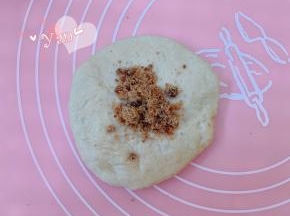 翻面，撒上黑糖。