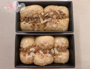 发酵好的面团刷上全蛋液，撒上黑糖。