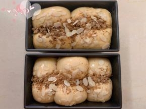 发酵好的面团刷上全蛋液，撒上黑糖。