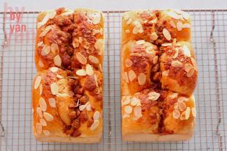 放入提前预热好的烤箱，最下层，上火170度，下火190度，烤30分钟。出炉放晾网上晾凉即可。