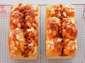 放入提前预热好的烤箱，最下层，上火170度，下火190度，烤30分钟。出炉放晾网上晾凉即可。