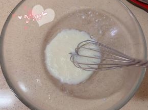 纯牛奶+玉米油混合搅拌均匀。