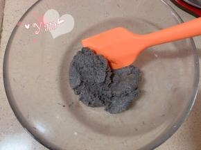 筛入低粉“之”字形混合均匀。