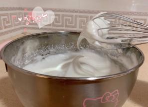 蛋白分三次加入糖打发至小弯钩状态。