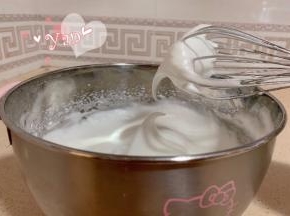 蛋白分三次加入糖打发至小弯钩状态。