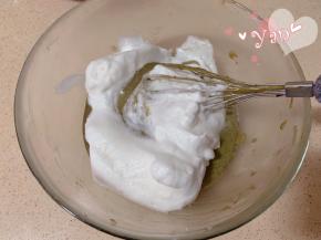 舀1/3蛋白到蛋糊中，翻拌均匀。