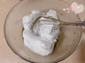 舀1/3蛋白到蛋糊中，翻拌均匀。