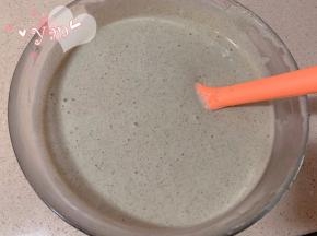 剩余的蛋白分两次倒入蛋黄糊里，翻拌均匀。